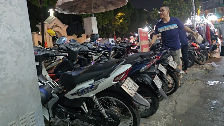 'Cát cứ' vỉa hè, lòng đường trước chợ Hạnh Thông Tây giữ xe trái phép - Ảnh 2.