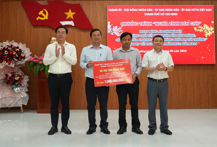 Phó bí thư thường trực Lê Quốc Phong thăm Tết Đồng Tháp, tặng 1,5 tỉ đồng chăm lo cho bà con - Ảnh 3.