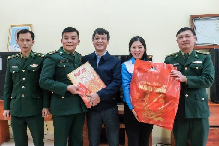 Hơn 1.000 suất quà mang Tết sớm, lì xì đỏ đến với học sinh Cao Bằng - Ảnh 18.