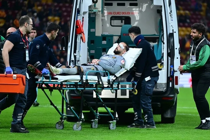 Ngôi sao Galatasaray đổ gục sau va chạm khiến xe cứu thương phải vào sân - Ảnh 2.