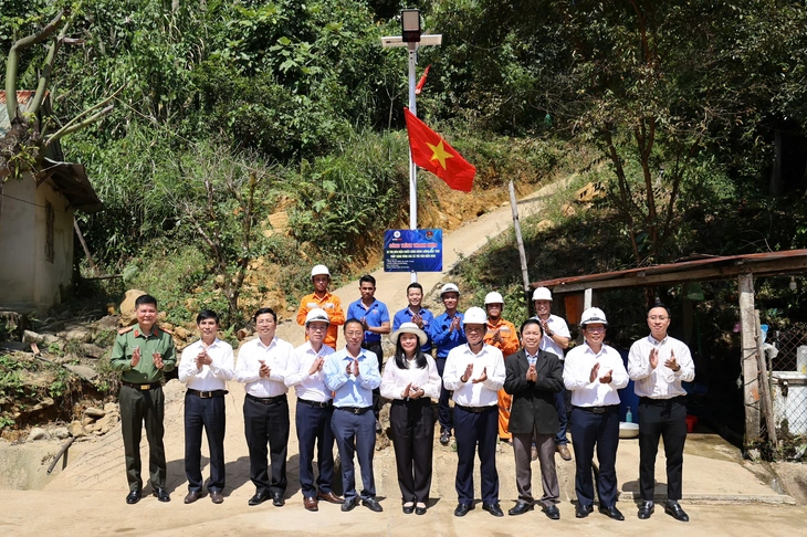 Thắp sáng vùng cao Đà Nẵng, trao học bổng cho học trò miền núi - Ảnh 3.