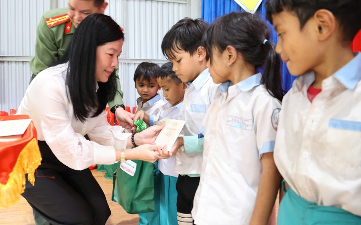 100 học sinh khó khăn, hiếu học Đà Nẵng nhận học bổng mang tên cựu binh Mỹ - Ảnh 2.