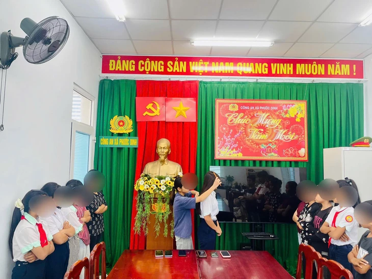 Nữ sinh đánh nhau được công an xã hòa giải bằng cái ôm và rửa chén - Ảnh 2.