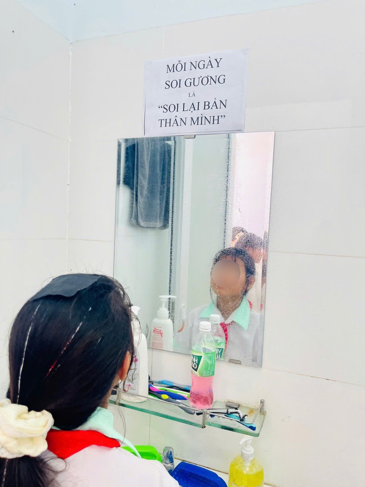 Nữ sinh đánh nhau được công an xã hòa giải bằng cái ôm và rửa chén - Ảnh 4.