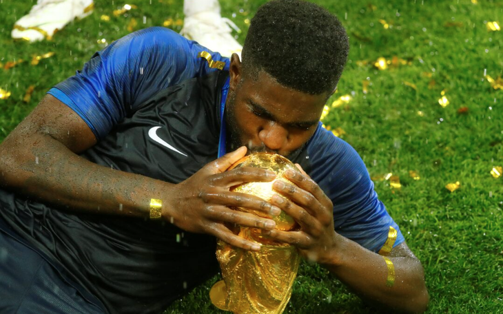 Tuyển Senegal mang cúp AFCON vào nhà giam để ăn mừng - Ảnh 4.