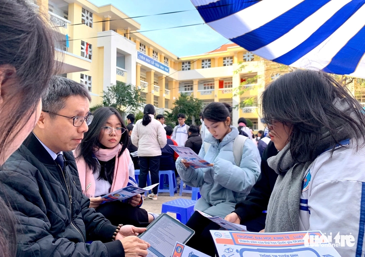 Siết chỉ tiêu tuyển sinh đại học theo năng lực thật của từng cơ sở đào tạo - Ảnh 1.