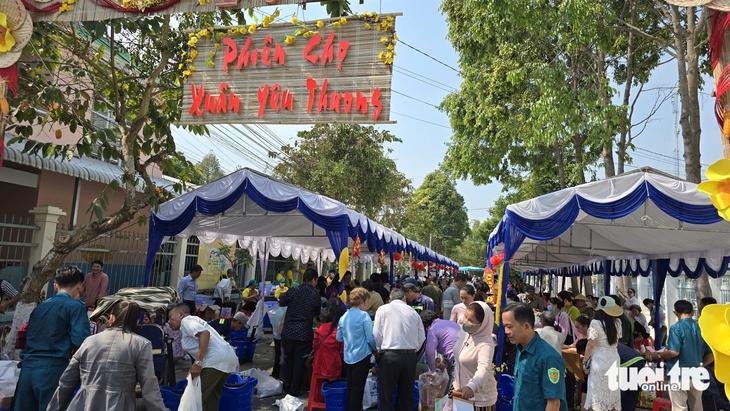 Phiên chợ Xuân yêu thương 0 đồng cho 1.000 người nghèo ăn Tết - Ảnh 2.