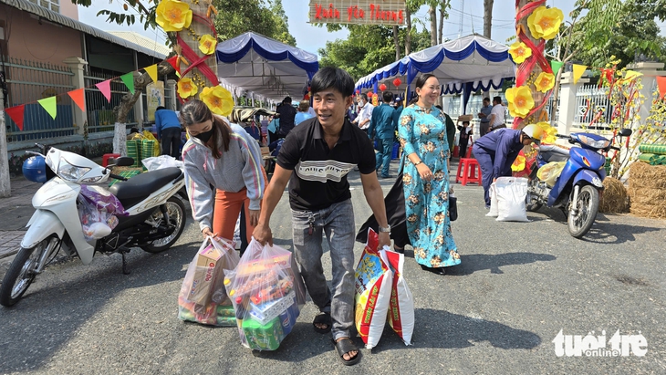 Phiên chợ Xuân yêu thương 0 đồng cho 1.000 người nghèo ăn Tết - Ảnh 3.