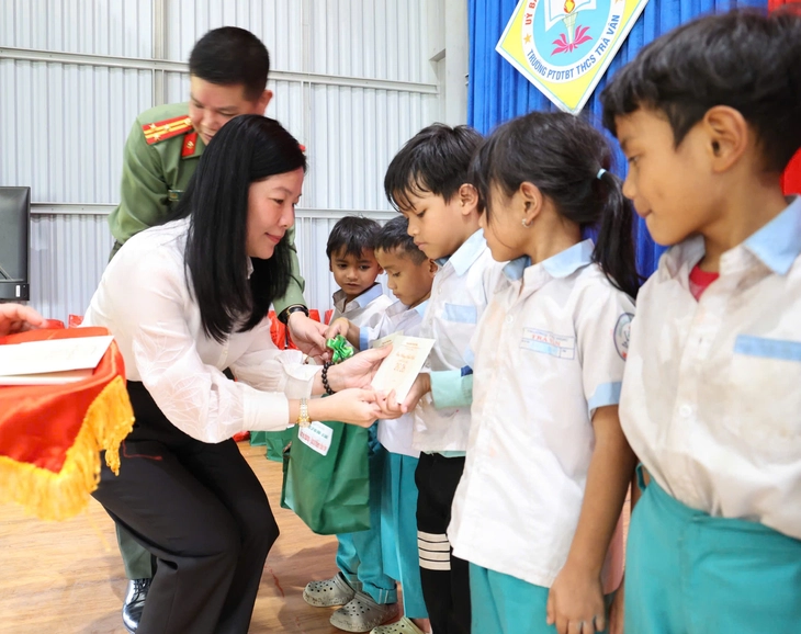 Thắp sáng vùng cao Đà Nẵng, trao học bổng cho học trò miền núi - Ảnh 4.