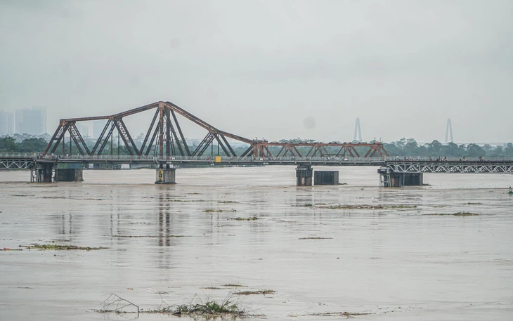 Đã sửa xong cầu Long Biên, tàu hỏa lại chạy qua cầu  - Ảnh 2.