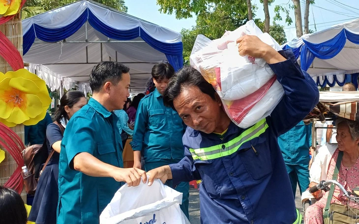 Ấm áp chợ Tết Công đoàn, không để người lao động nào thiếu Tết - Ảnh 2.