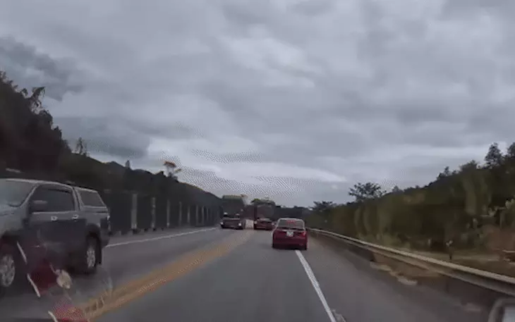 Cố vượt qua đường sắt dù cần chắn đã hạ, nữ tài xế xe máy bị tàu hỏa húc văng - Ảnh 2.