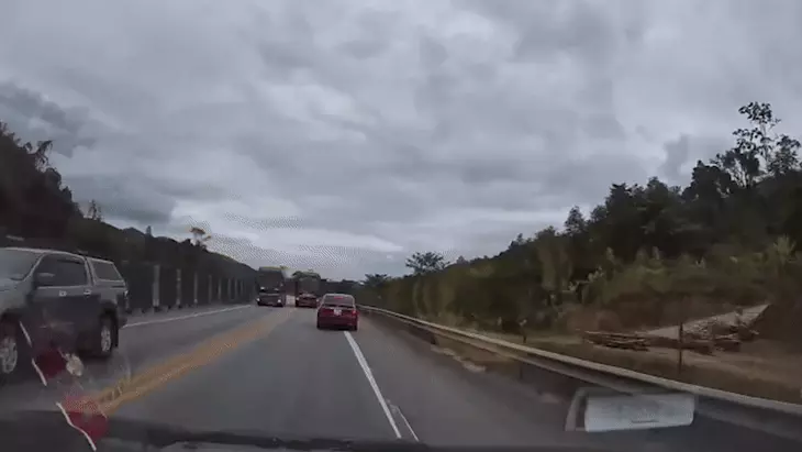 'Thót tim' cảnh xe khách lấn làn vượt ẩu vun vút trên cao tốc 2 làn xe - Ảnh 1.