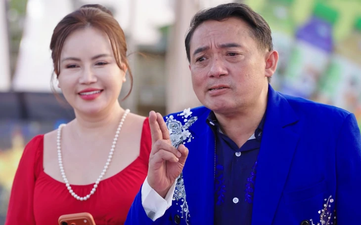 Hoài Linh hát ở đám cưới, phản ứng của khán giả gây bàn tán - Ảnh 4.