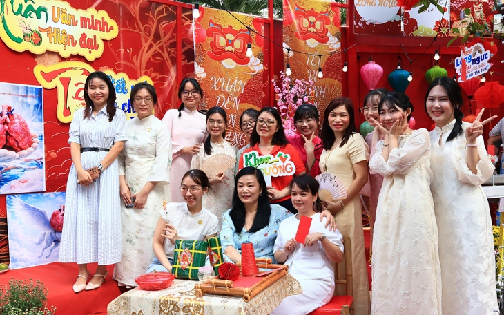 Trăm hoa đã về các chợ hoa TP.HCM, người dân lựa chưng Tết sớm - Ảnh 10.