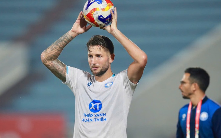 Xuân Son bị từ chối bàn thắng trong trận Nam Định bị Hà Tĩnh cầm hòa - Ảnh 3.