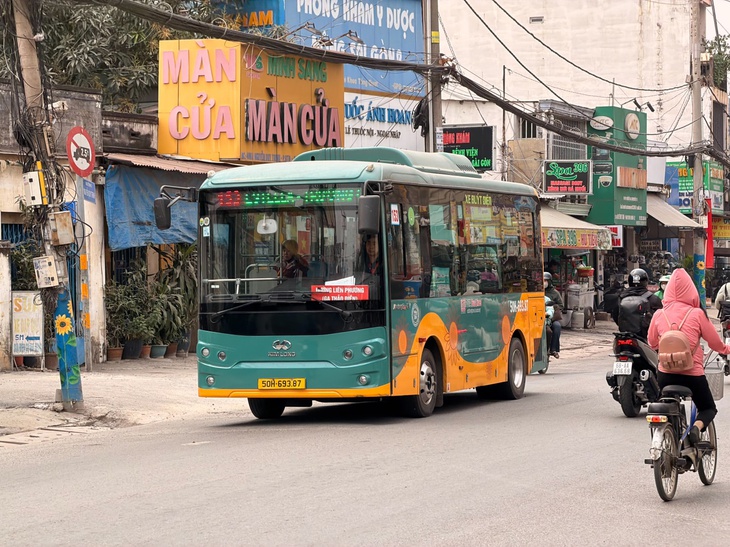 Hành khách thay đổi thói quen đi xe buýt mỗi ngày - Ảnh 2.