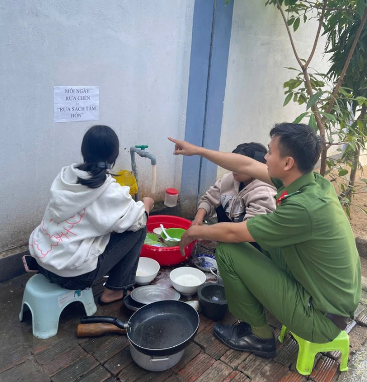 Nữ sinh đánh nhau được công an xã hòa giải bằng cái ôm và rửa chén - Ảnh 3.