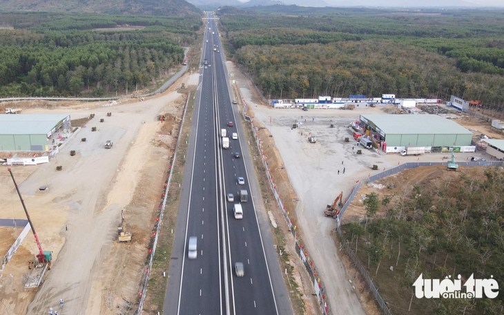 Đẩy nhanh tiến độ, thông xe 36km đầu tiên cao tốc Chí Thạnh - Vân Phong trước ngày 15-2 - Ảnh 4.