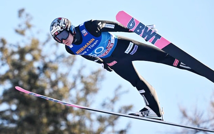 Tuyển Senegal mang cúp AFCON vào nhà giam để ăn mừng - Ảnh 3.