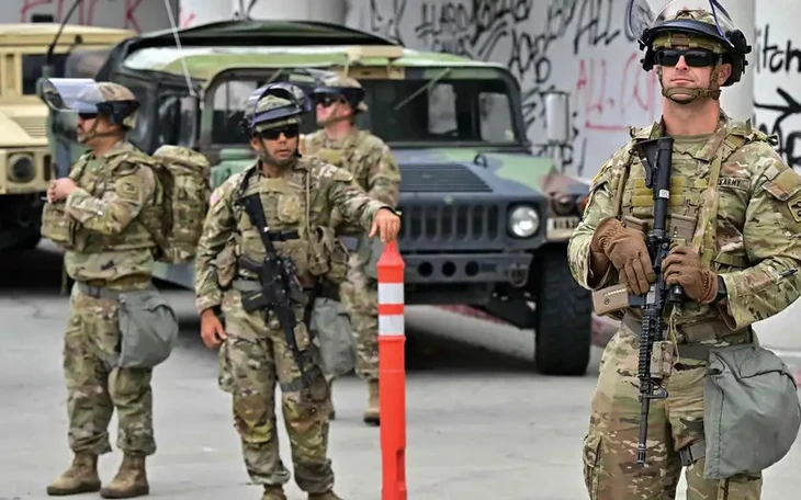 Thực hư ảnh 'Zuckerberg, Hoffman ăn sushi cùng tỉ phú ấu dâm Epstein'? - Ảnh 4.