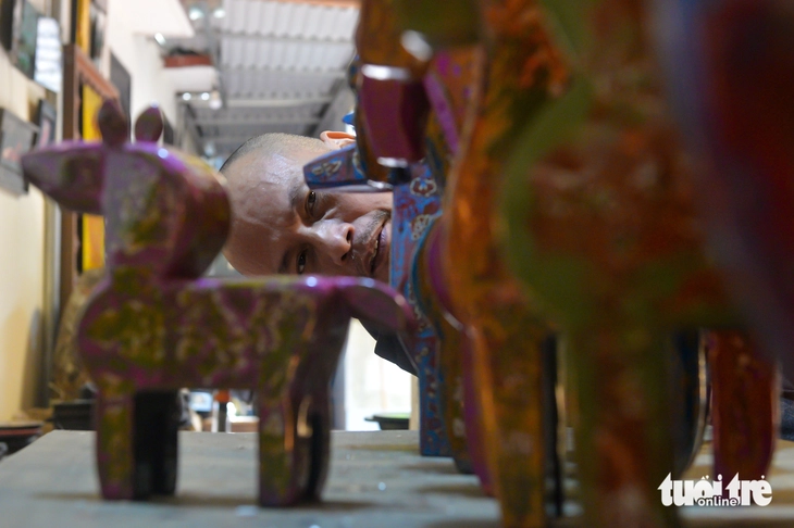 Ngựa gỗ sơn mài Hạ Thái ra thị trường Tết Bính Ngọ 2026 - Ảnh 2.