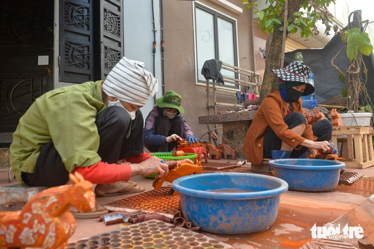 Ngựa gỗ sơn mài Hạ Thái ra thị trường Tết Bính Ngọ 2026 - Ảnh 3.