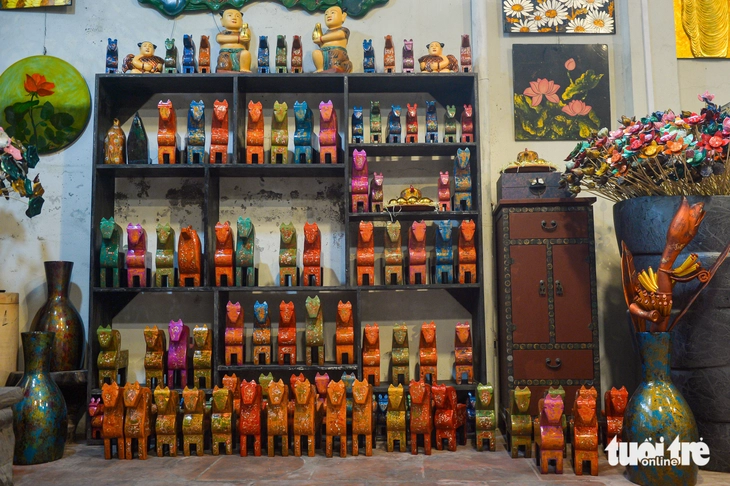 Ngựa gỗ sơn mài Hạ Thái ra thị trường Tết Bính Ngọ 2026 - Ảnh 4.