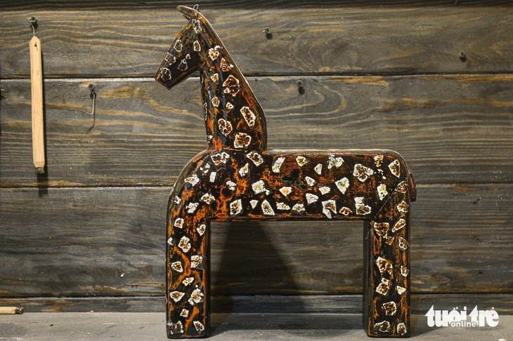 Ngựa gỗ sơn mài Hạ Thái ra thị trường Tết Bính Ngọ 2026 - Ảnh 6.