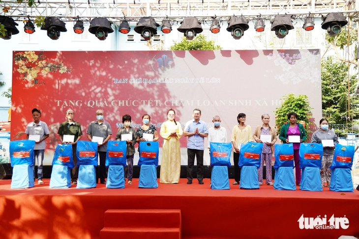 Mươi ngày nữa là Tết, bánh chưng đã thơm lừng nhiều phố, phường ở TP.HCM - Ảnh 6.