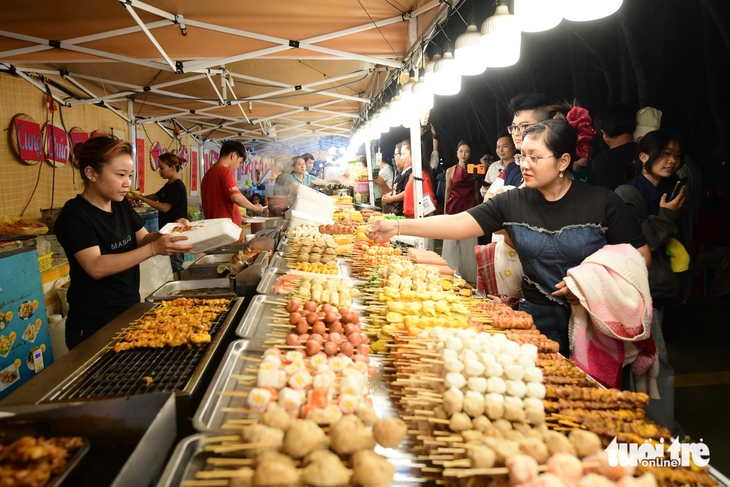 Pháo hoa rực sáng tại Vinhomes Green Paradise Cần Giờ, khai lễ hội xuân - Ảnh 6.