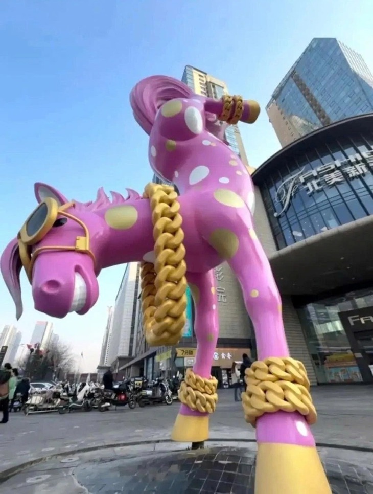 Linh vật ngựa giao diện 'boy phố', nhảy hiphop bị gỡ bỏ - Ảnh 1.