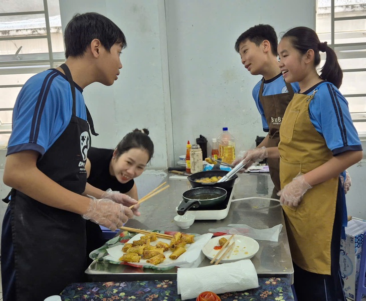 Tự tay sên mứt, đồ xôi, học sinh TP.HCM học văn hóa Tết qua hội thi ở trường - Ảnh 4. Tự tay sên mứt, đồ xôi, học sinh TP.HCM học văn hóa Tết qua hội thi ở trường - Ảnh 4.