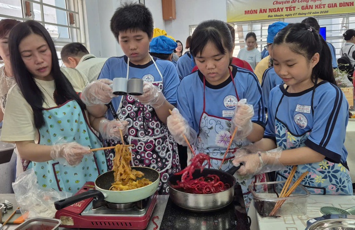 Tự tay sên mứt, đồ xôi, học sinh TP.HCM học văn hóa Tết qua hội thi ở trường - Ảnh 3.