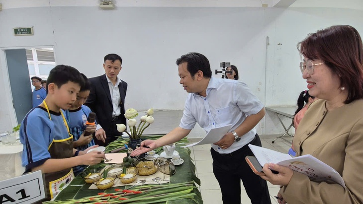 Tự tay sên mứt, đồ xôi, học sinh TP.HCM học văn hóa Tết qua hội thi ở trường - Ảnh 7.