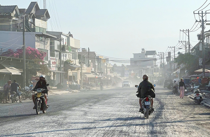 Dân kêu đường Lò Lu 'bụi quá', chủ đầu tư bị phê bình, sẽ thảm nhựa trước Tết - Ảnh 3.