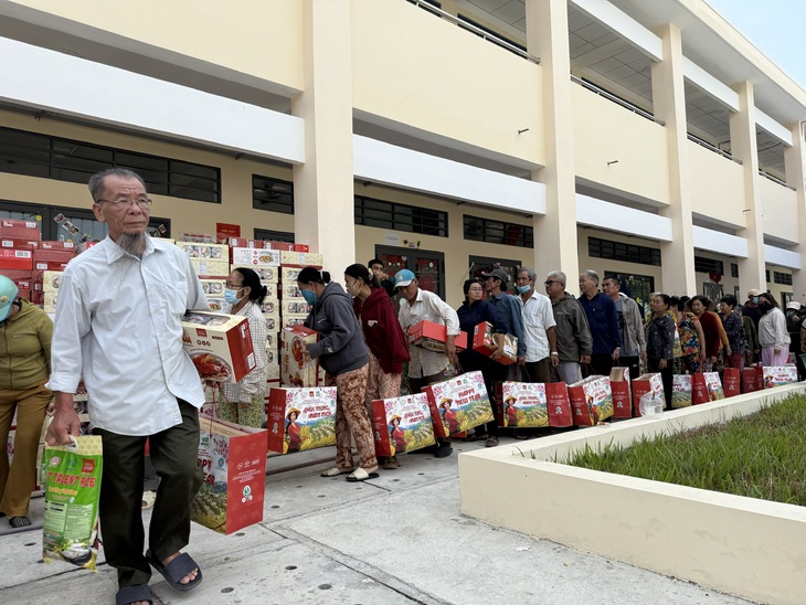 Trao 800 phần quà Tết đến với bà con Cần Giờ - Ảnh 6.