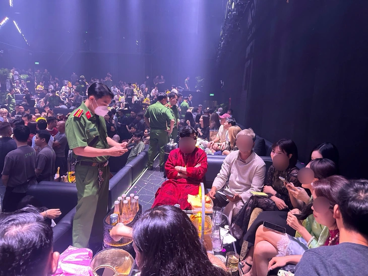 Đột kích quán bar APLUS, phát hiện nhiều trường hợp dương tính ma túy - Ảnh 2.