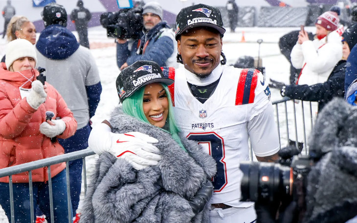 Charlie Puth hát Quốc ca Mỹ đầy ấn tượng ở Super Bowl 2026 - Ảnh 4.