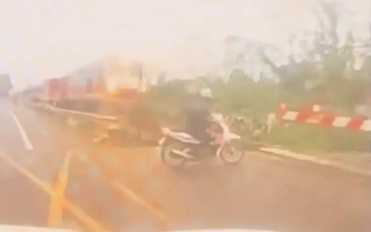 Thót tim cảnh sát giao thông ngăn chặn bà cụ cố vượt qua đường sắt lúc tàu hỏa đang đến - Ảnh 3.