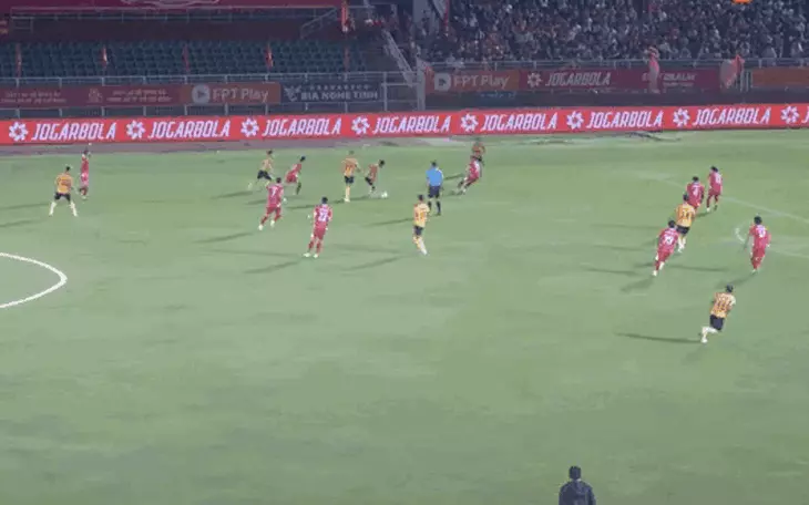 Tay vợt ăn mừng khiêu khích khiến cổ động viên 'bạo tạc', cảnh sát phải hộ tống về khách sạn - Ảnh 2.