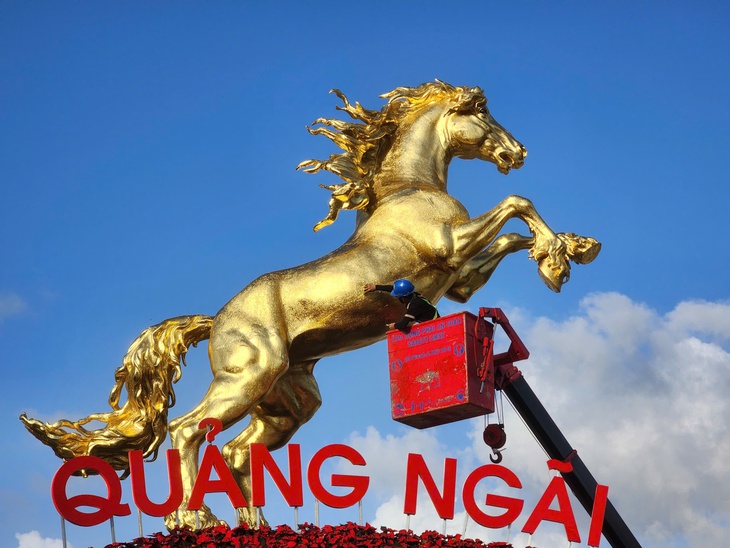 Linh vật ngựa vàng Quảng Ngãi 'phi nước đại' ra biển, người dân trầm trồ khen đẹp - Ảnh 6.