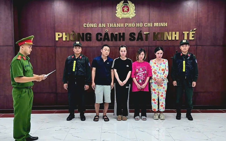 Bán quần áo giả thương hiệu Adidas, Louis Vuitton, Dior chủ cửa hàng bị khởi tố - Ảnh 2.