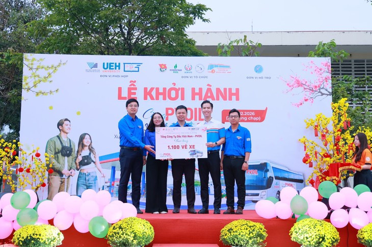 25 chuyến xe nghĩa tình chở hơn 1.000 sinh viên về quê ăn Tết - Ảnh 1.