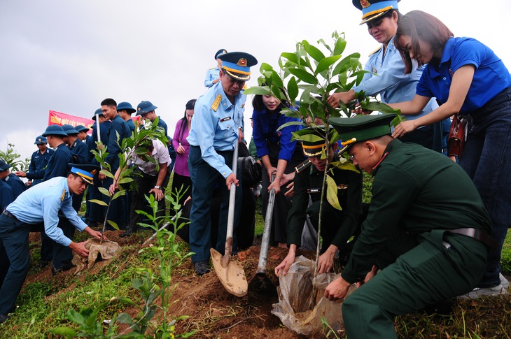 Bộ đội pháo phòng không bịt mắt bắt vịt khiến khán giả cười đau ruột - Ảnh 8.
