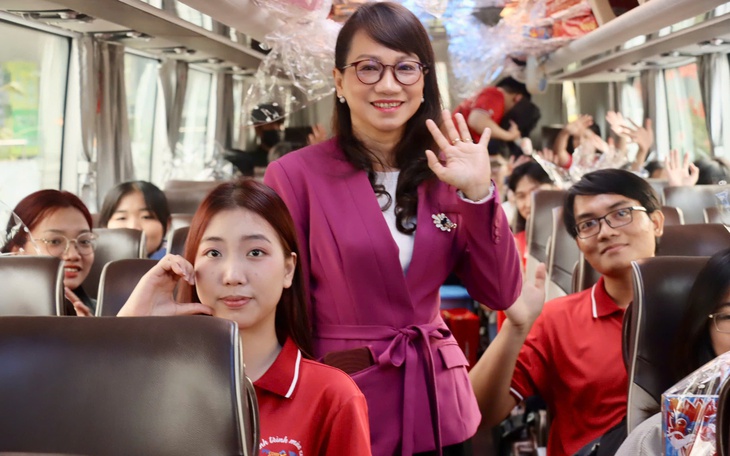 25 chuyến xe nghĩa tình chở hơn 1.000 sinh viên về quê ăn Tết - Ảnh 3.