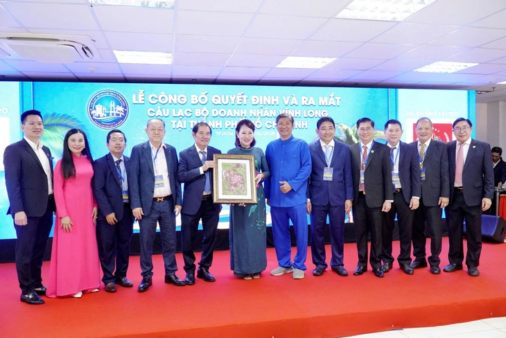 Trao tặng hơn 500 triệu đồng cho tân sinh viên Vĩnh Long vượt khó, học giỏi - Ảnh 2.