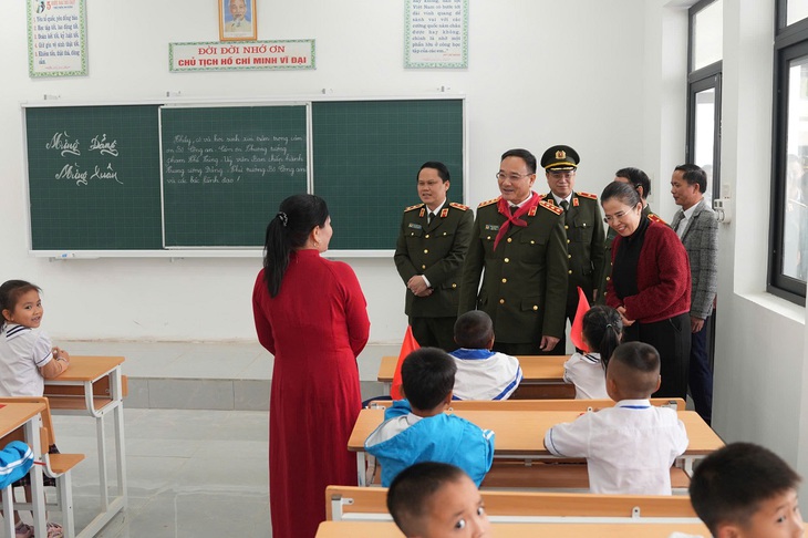 Dựng lại ngôi trường từng bị lũ 'xóa sổ' ở vùng biên xứ Nghệ - Ảnh 5.