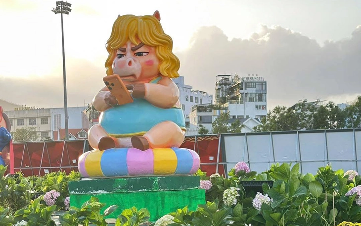 Xôn xao clip nhân viên mặc nội y, catwalk giữa văn phòng - Ảnh 3.