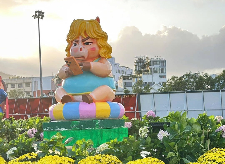 Linh vật ngựa xài iPhone 17 màu cam gây bão mạng - Ảnh 1.